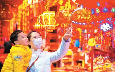 春节临近,江苏省海安市居民纷纷置办年货,迎接新春佳节的到来.