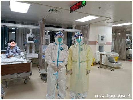 张凌和同事在石家庄人民医院重症病房 受访者供图