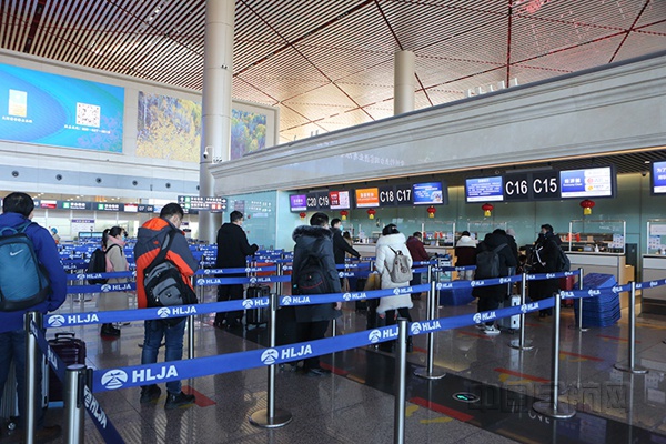 春运首日哈尔滨机场服务旅客安全顺利出行