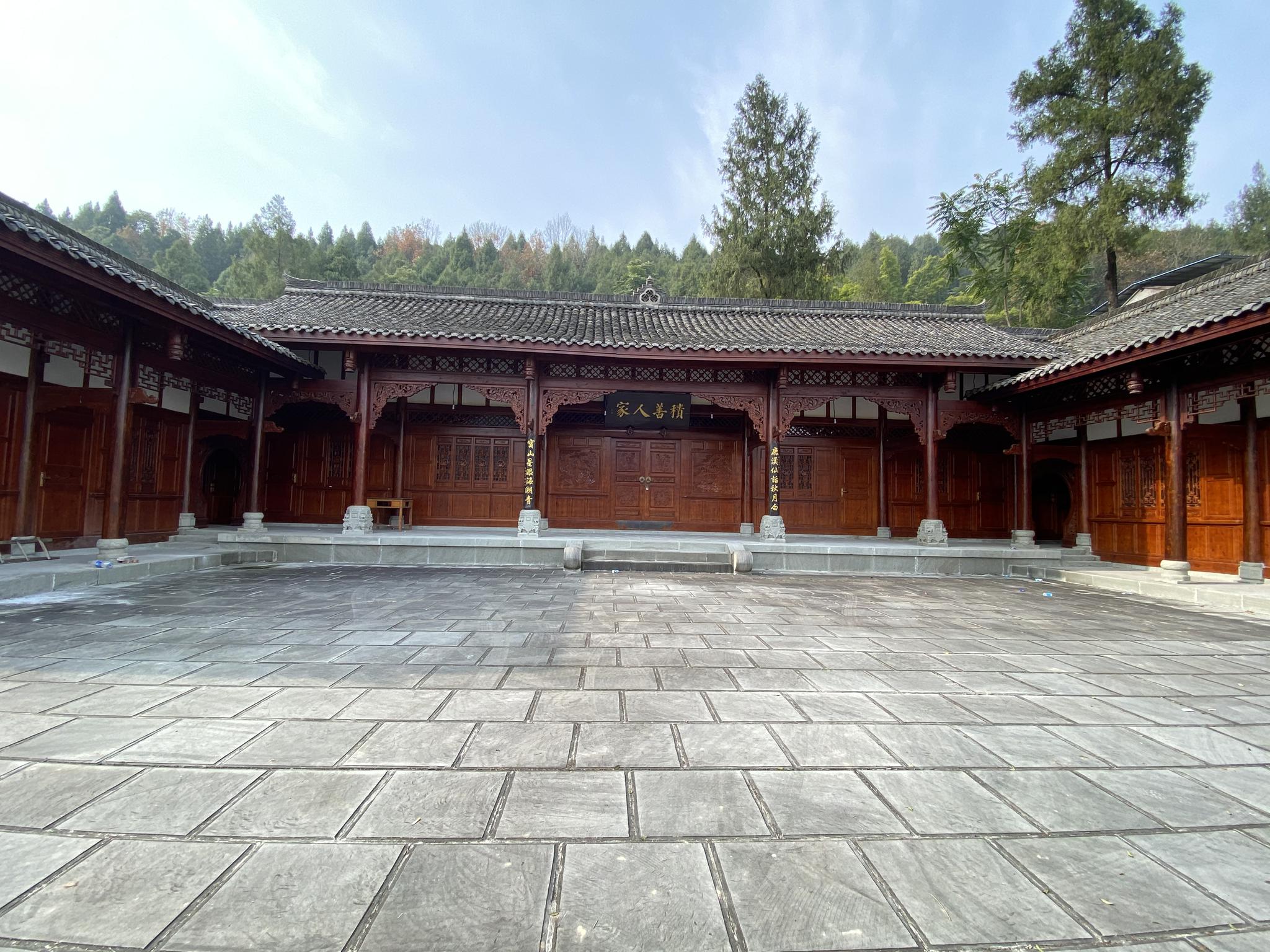 高天国在老家修建的宅院。 《等深线》记者 万笑天 摄