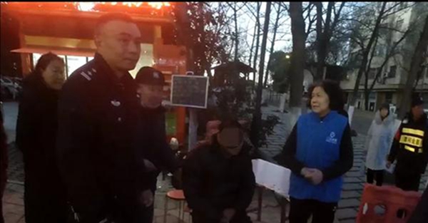 民警在厕所看见隔壁“伸出只脚” 开门发现紧急