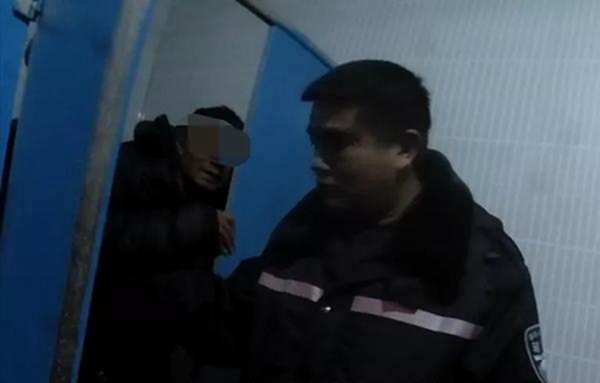 民警在厕所看见隔壁“伸出只脚” 开门发现紧急