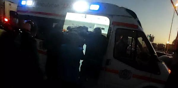 民警在厕所看见隔壁“伸出只脚” 开门发现紧急