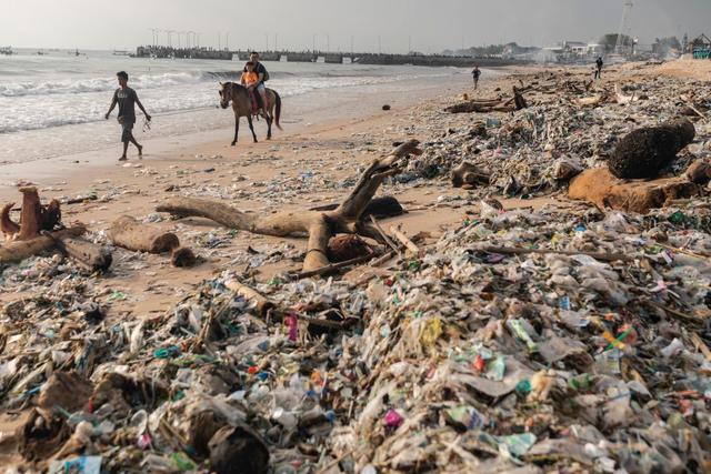 布满塑料垃圾的巴厘岛海滩（资料图）