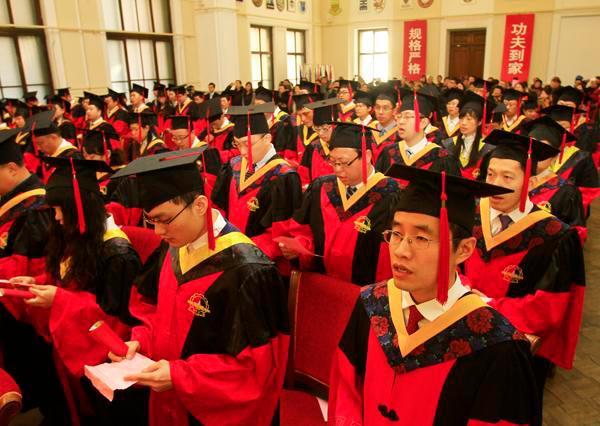 一天大学没上过,还能得到中南大学博士学位?网友:他是董事长