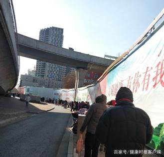 石家庄街头,市民排队做核酸受访者供图。