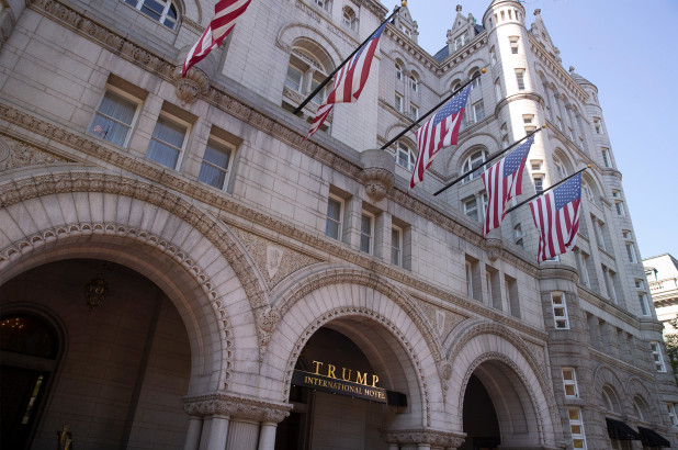 美国一男子在特朗普酒店外被捅伤 大批警车出动