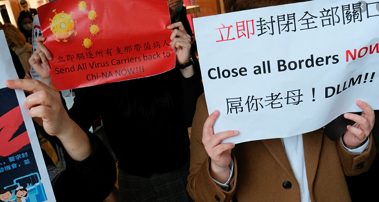 (图为乱港分子用赤裸裸的种族主义语言攻击内地人)