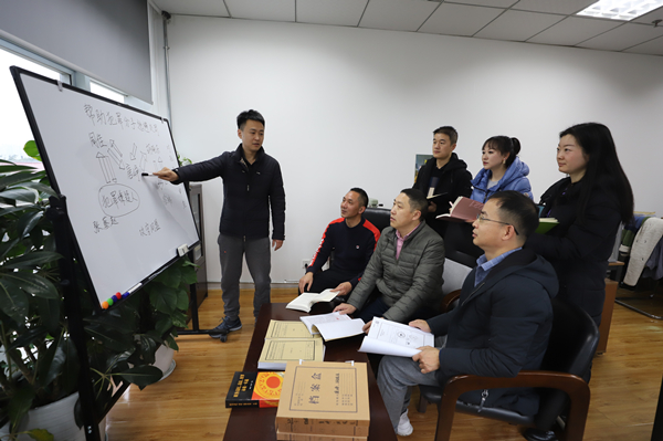 图为成都会锦江区纪委监委审查观察职员接头胡晓东、唐峥案案情。 封金剑 摄