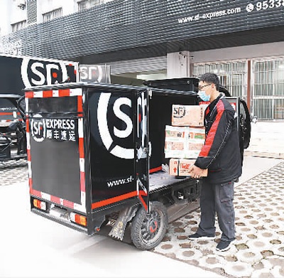 顺丰速运快递配送员李洪强响应"就地过年"的倡议,主动向公司申请春节