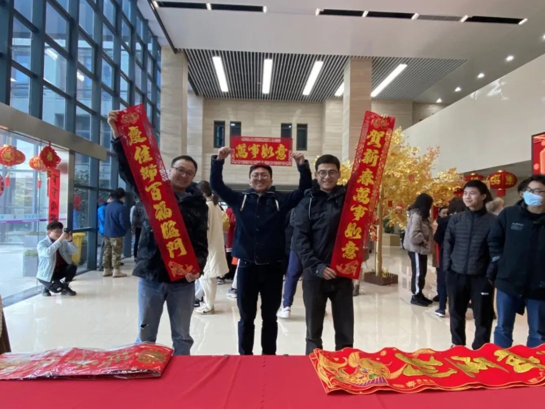 院境学环。师生为院楼贴对联