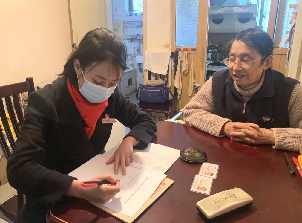 图为华夏银行昆明大观支行运营主管行长徐婷、大堂经理曾甄上门为行动不便的老人办理存折挂失补发业务。