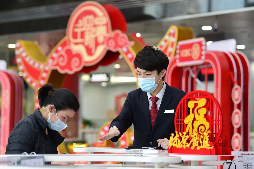 图为工商银行深圳分行营业部青年员工、客服经理陈侠伟,他连续三年在春节期间坚守岗位,为客户提供热情周到的服务。