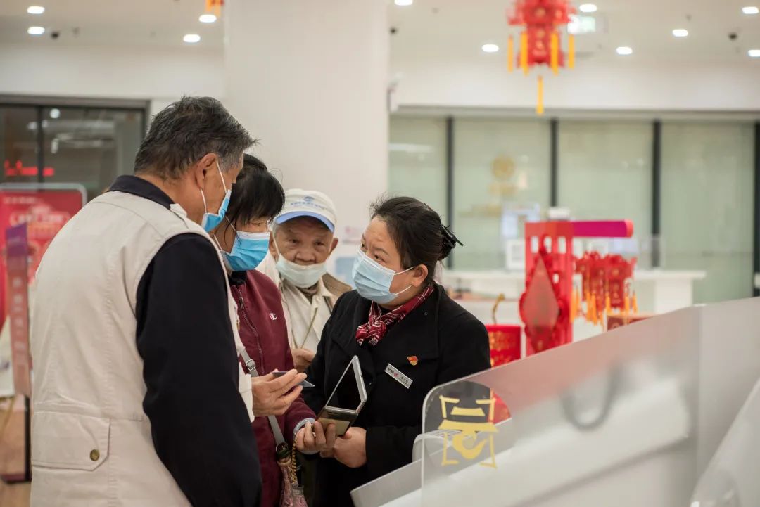 图为工商银行南屏支行营业室蒋正华放弃休息,主动申请在节日期间坚守工作岗位为客户服务。