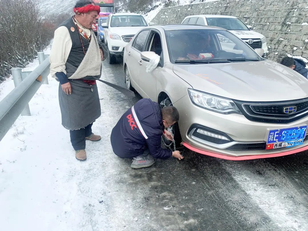 图为春节、藏历新年前夕,国道318由于大雪封路,交通事故频繁,为了让大家都能过上一个平安祥和的新年,人保财险西藏分公司理赔员杨昆明协助林芝交警开展救援服务和协助交通疏导工作。