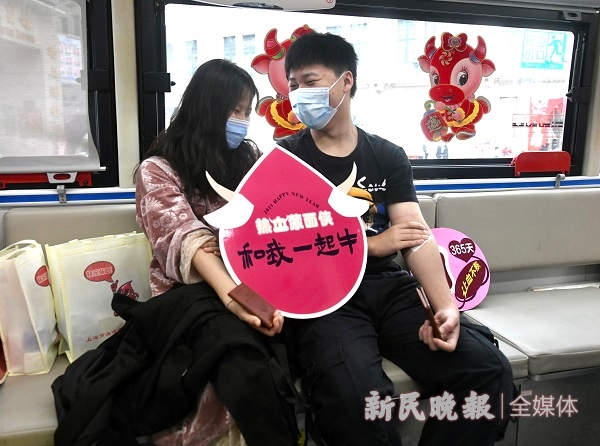 图说:情侣撸袖献血奉献爱心 新民晚报记者 徐程 摄