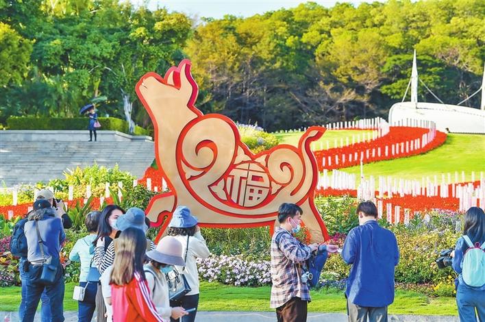  ▲园博园门前的花坛吸引了许多游人。