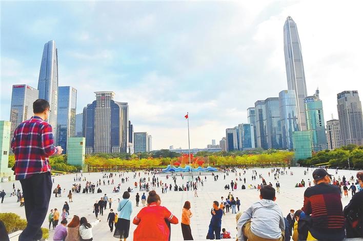  ▲春节期间，许多留深过年的市民来到深圳市民中心广场游玩。