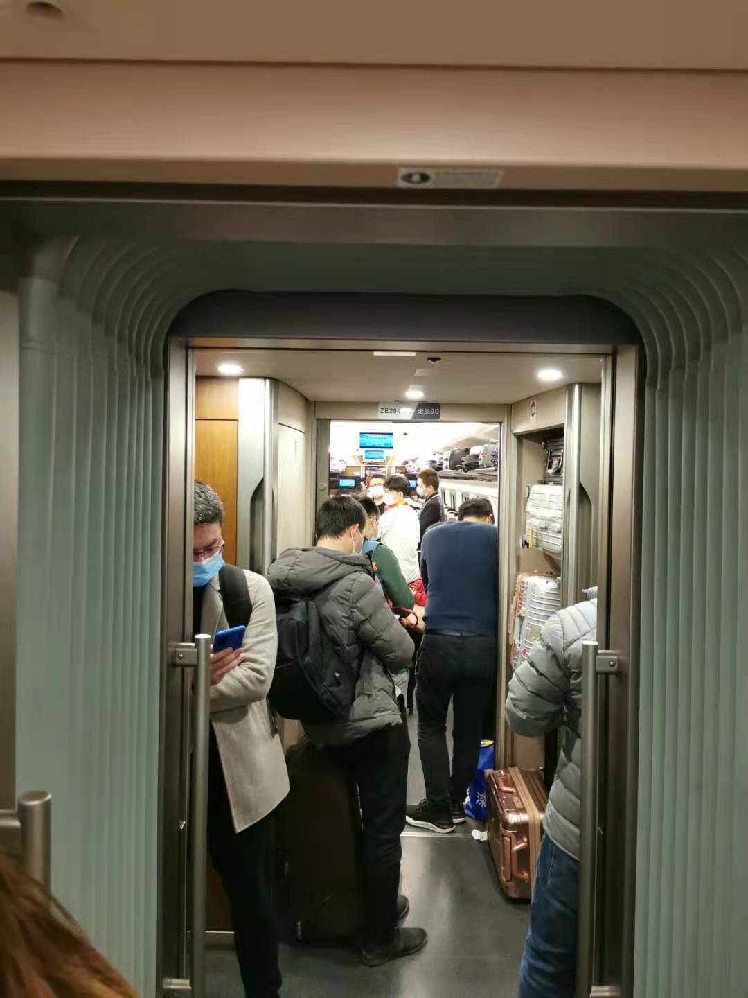 车厢内部分乘客因重坐或者找不到车票指定座位,只能站着
