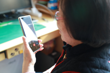 翁淑琴老人接听河西区居家养老服务中心的电话