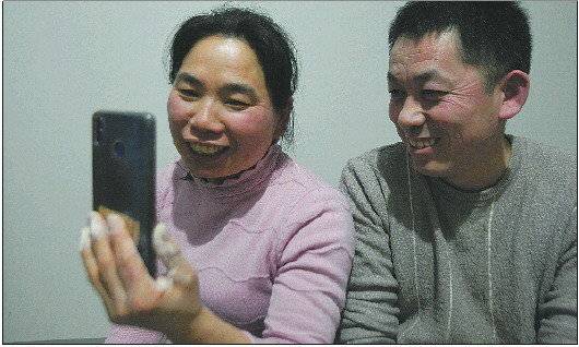 顾不上吃饭,夫妻俩跟远在老家的孩子视频聊天,并给他们发了新年红包。