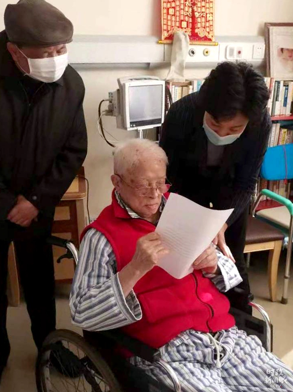 △2月18日,习近平总书记给上海市新四军历史研究会的百岁老战士们回信,感佩他们期颐之年仍心系党史宣传教育。新四军老战士施平是40余位写信人之一。(上海市新四军历史研究会供图)
