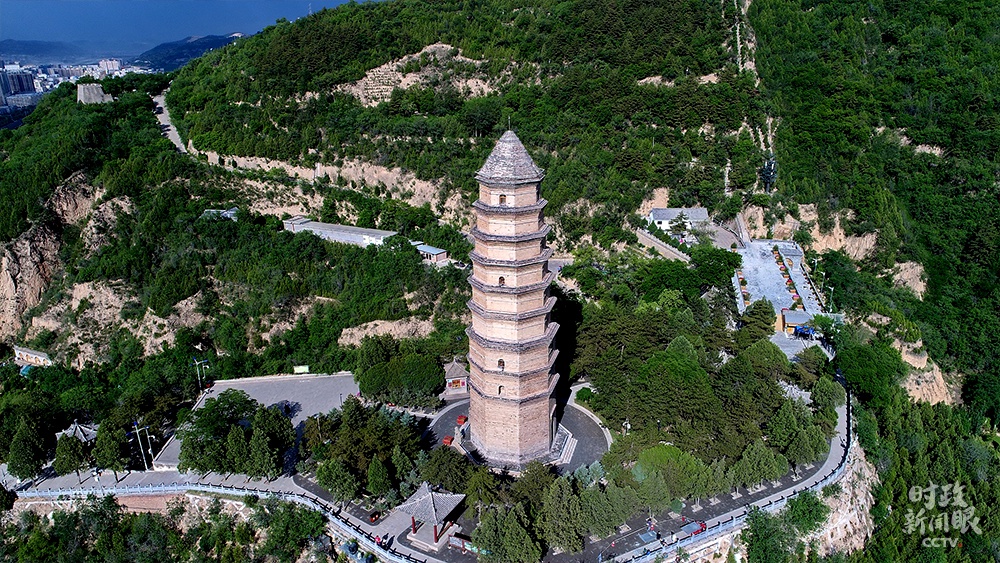 △从1935年到1948年,延安是中共中央的所在地。宝塔山上这座始建于唐代的九层宝塔,见证了中国革命从艰难困苦逐步走向胜利的历史。