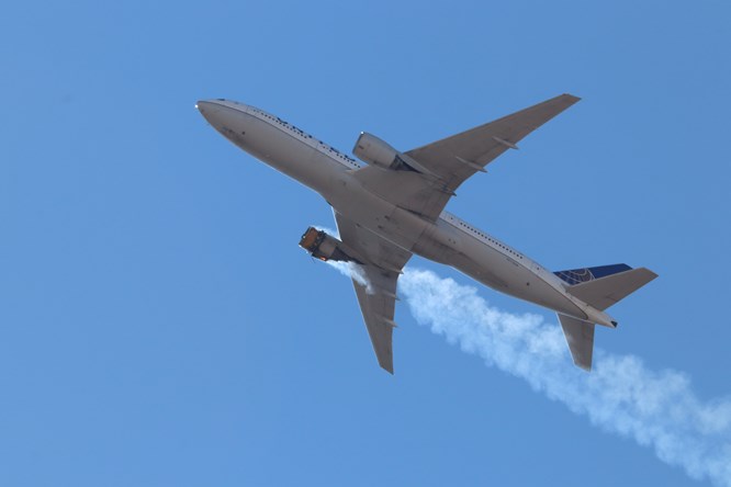 美国联合航空的一架波音777飞机发生引擎故障