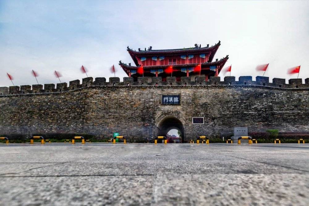 ▲ 襄阳古城墙。上图：摄影/赵啸飞；下图/马洪伟
