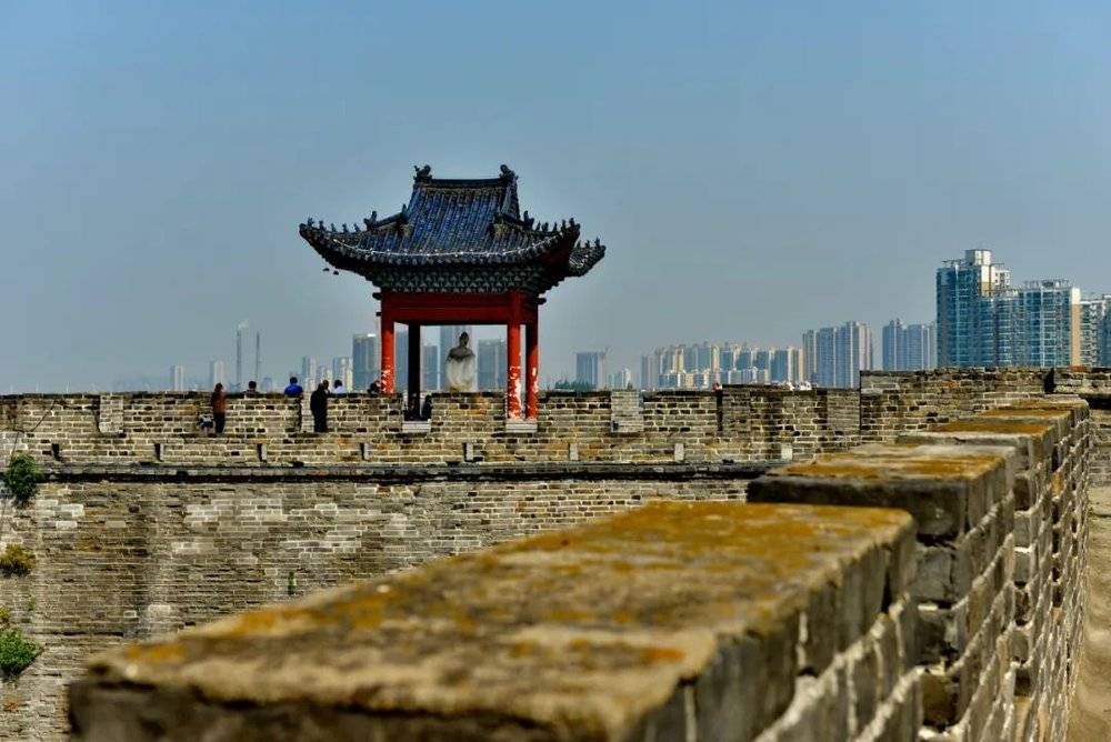 ▲ 襄阳古城墙。上图：摄影/赵啸飞；下图/马洪伟