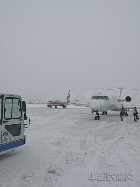 阿尔山机场全力清除积雪确保航班顺利运行
