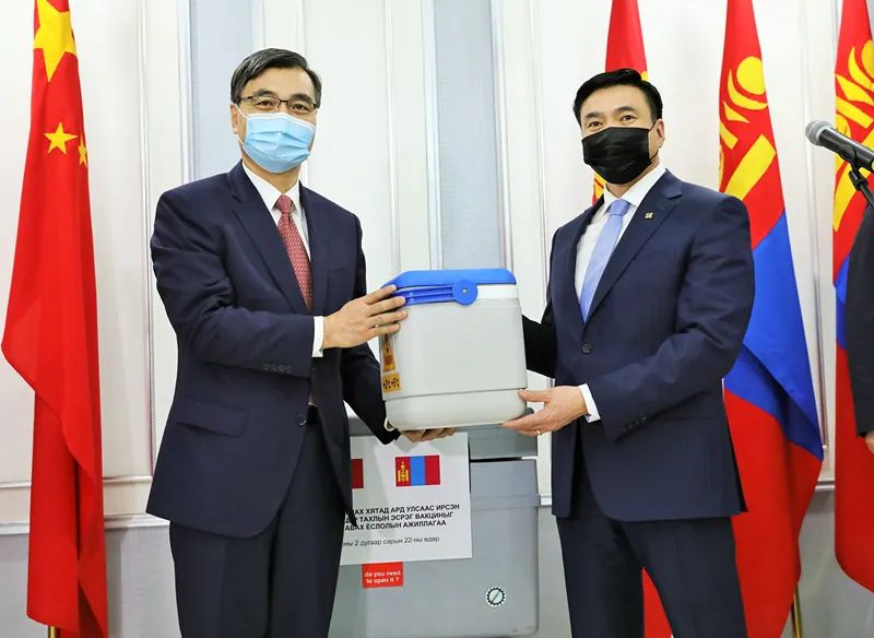 2月23日,中国驻蒙古国大使柴文睿(左)和蒙古国副总理兼国家紧急情况委员会主席阿玛尔赛汗(右)在疫苗交接仪式现场。新华社记者阿斯钢摄