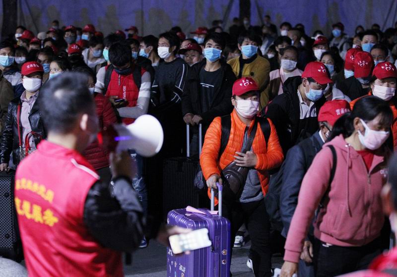 2020年2月26日,广东东莞火车站,来自云南昭通的1380多名农夫工乘坐“昭通—东莞”的专列返莞复工。