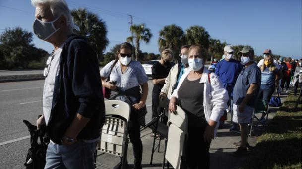 △美国佛罗里达州迈尔斯堡,排队等待接种新冠疫苗的民众。(图片来源:彭博社)