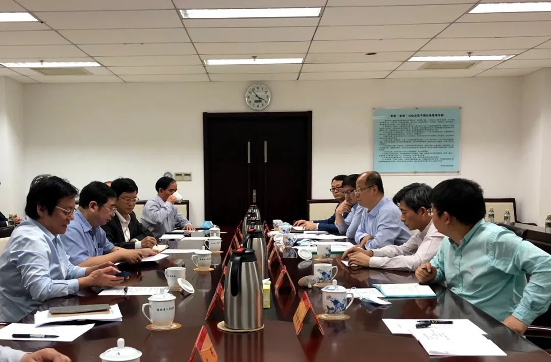 ▲海南省副省长及相干部分卖力人与高翅、李召虎一行座谈交换