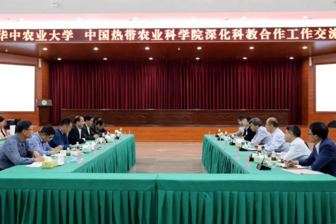 ▲高翅、李召虎一行到中国热带农业科学院推进深化校院科教合作事情
