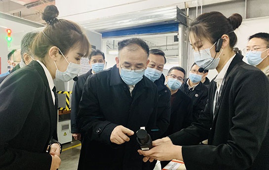 图为马军胜在顺丰北京马驹桥中转场旁观便携式爆炸物探测仪操纵演示。