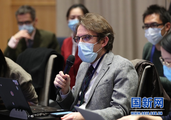 彭博消息社记者提问(焦非 摄)