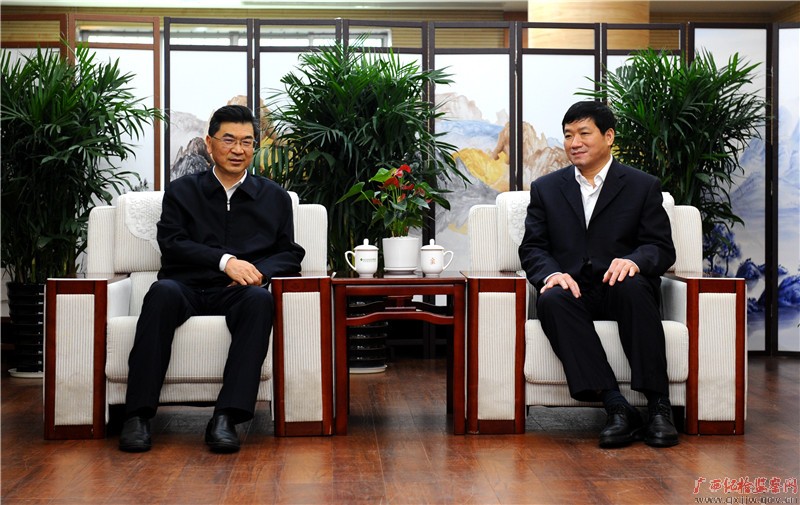 房灵敏探望慰问自治区行业优异科技人才唐毓金(梁俊 摄)