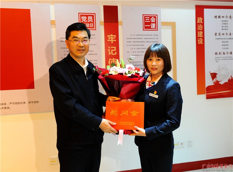 房灵敏探望慰问自治区道德榜样席秋兰(梁俊 摄)