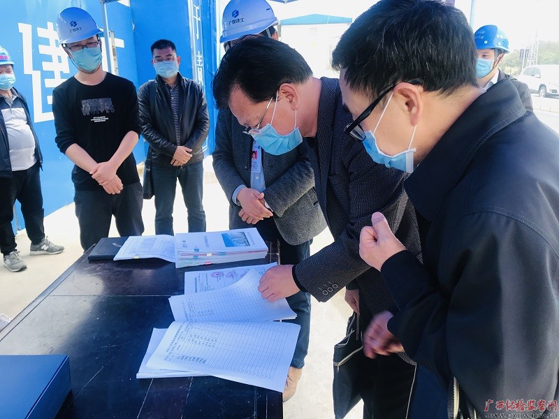 南宁市纪委监委驻国资委纪检监察组到南宁轨道团体工地饭堂督查疫情防控及工人人为发放情形。(南宁市纪委监委驻国资委纪检监察组供图)