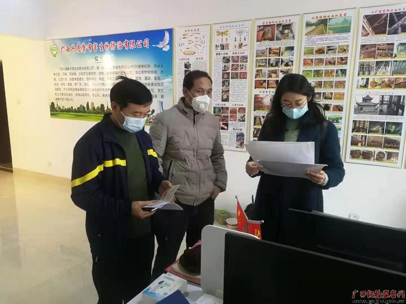 南宁市纪委监委驻市市场羁系局纪检监察组到企业开展是否存在违规消耗举动督查。(南宁市纪委监委驻市市场羁系局纪检监察组供图)
