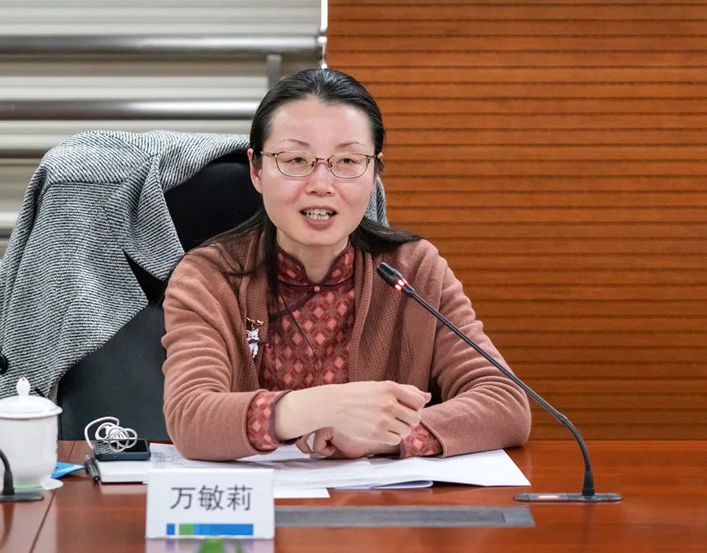 上海市职工文体协会摄影专业委员会副主任、上海市机电工会副主席 万敏莉讲话。