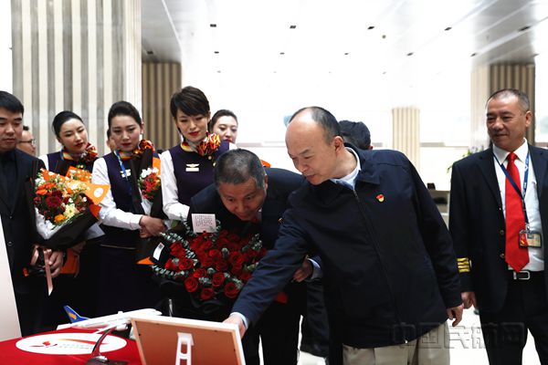祥鹏航空董事长蒲明与重温首航航班机组参观15周年时光隧道展览