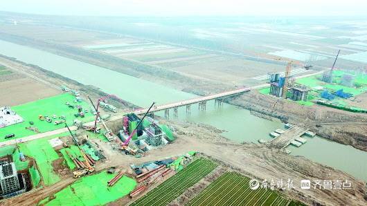 　　济南至高青高速公路跨小清河特大桥正在施工。　齐鲁晚报·齐鲁壹点记者　刘飞跃　摄