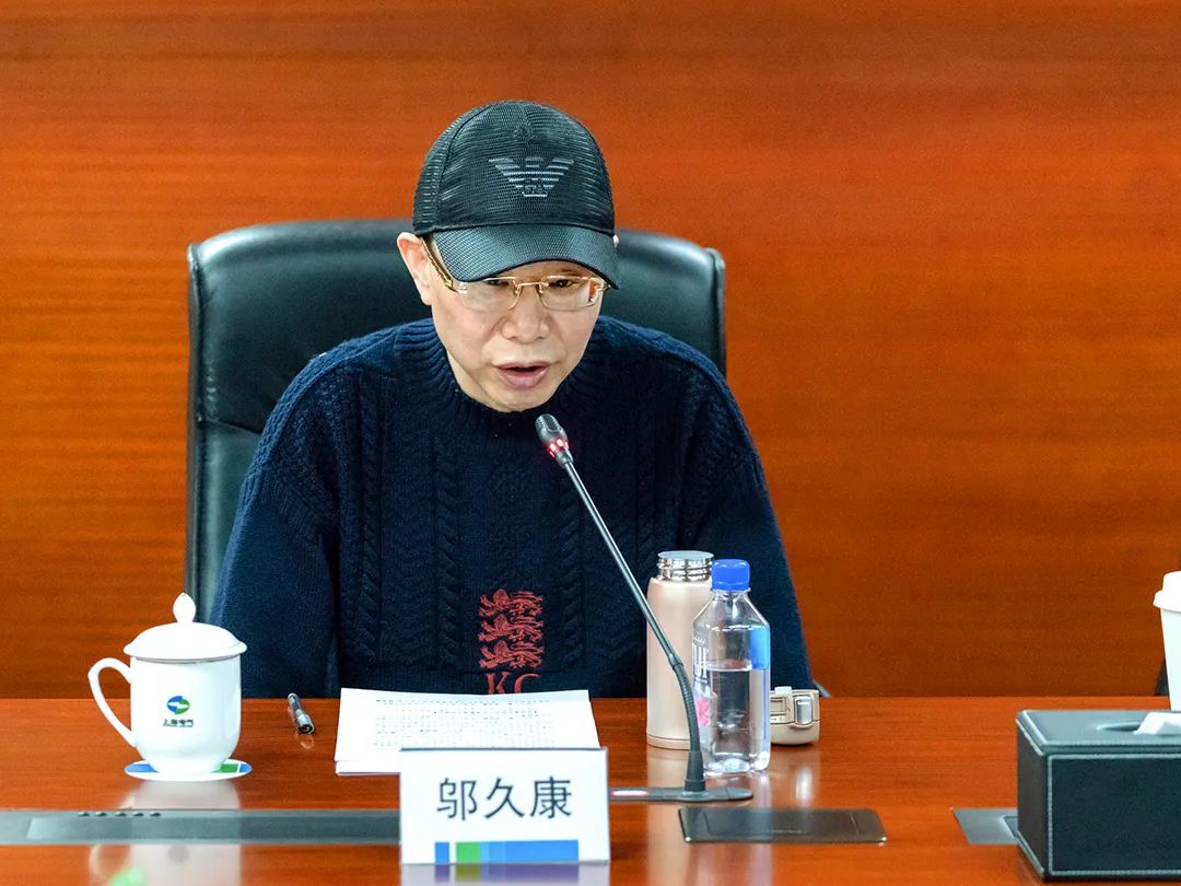 上海市职工文体协会摄影专业委员会主任、上海市摄影家协会常务理事 邬久康主持会议。