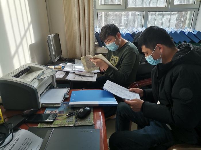 布尔津县纪委监委监督检查组在县水利局开展交叉检查，查看办公经费、接待费等帐目情况。（布尔津县纪委监委 汪建华 摄）