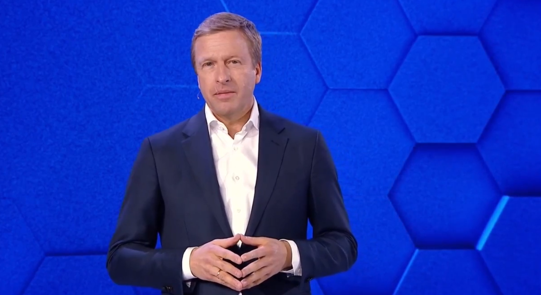 宝马集团董事长齐普策(宝马集团财报发布会截图)