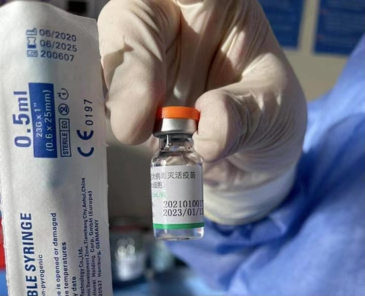 △巴特额尔登展示自己接种的中国新冠疫苗  图片来自巴特额尔登个人社交账号