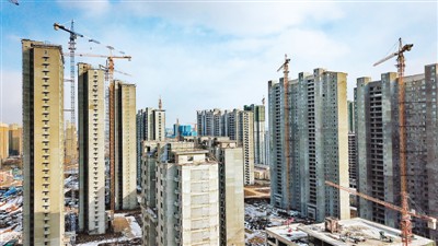 2月22日,吉林省長春市生態大街附近的一處在建樓盤正在施工。新華社記者 張 楠攝